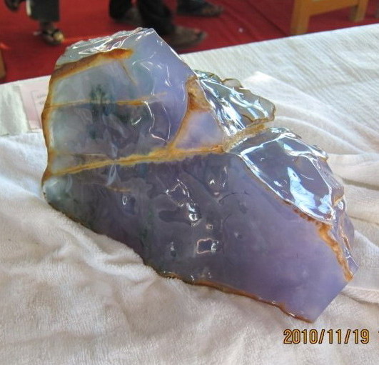 本届缅甸公盘赌石的“标王”紫罗兰